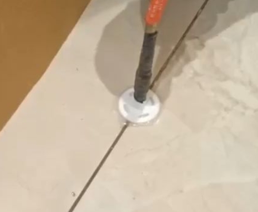 潞城瓷砖空鼓维修公司专业解答瓷砖在铺贴过程中，如果没有涂抹均匀到位的粘结材料（如水泥砂浆或瓷砖胶），可能会导致以下问题