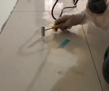 潞城瓷砖开裂维修公司专业分享瓷砖在铺贴前如果没有沥干水分，将会导致以下问题